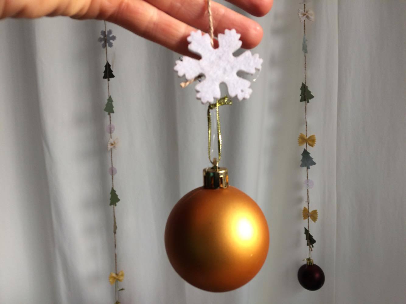 Christmas snowflake decoration #diy #xmas #x-mas #christmas #christmasdecor #decoration #decoratingideas #festive #decorhomeideas