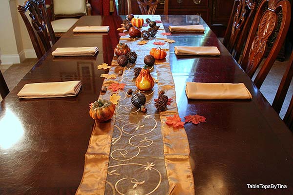 Thanksgiving table decor with golden cover #tablesetting #homedecor #falldecor #decoratingideas #falldecorideas #ornaments #decorhomeideas