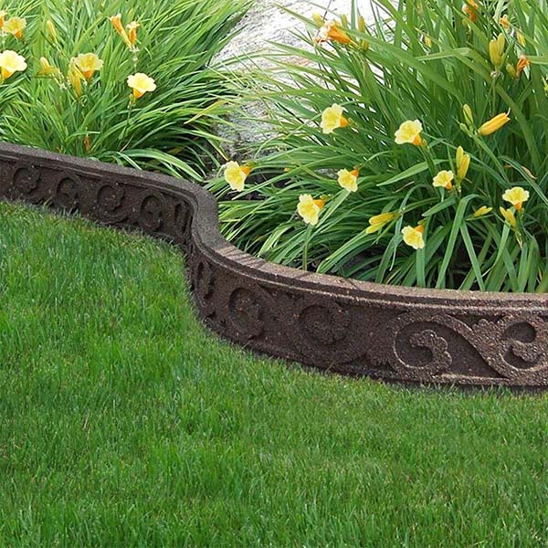 Carved and Curved Flower Garden Edge #lawnedging #lawnedgingideas #landscaping #gardening #gardens #gardenideas #gardeninigtips #decorhomeideas