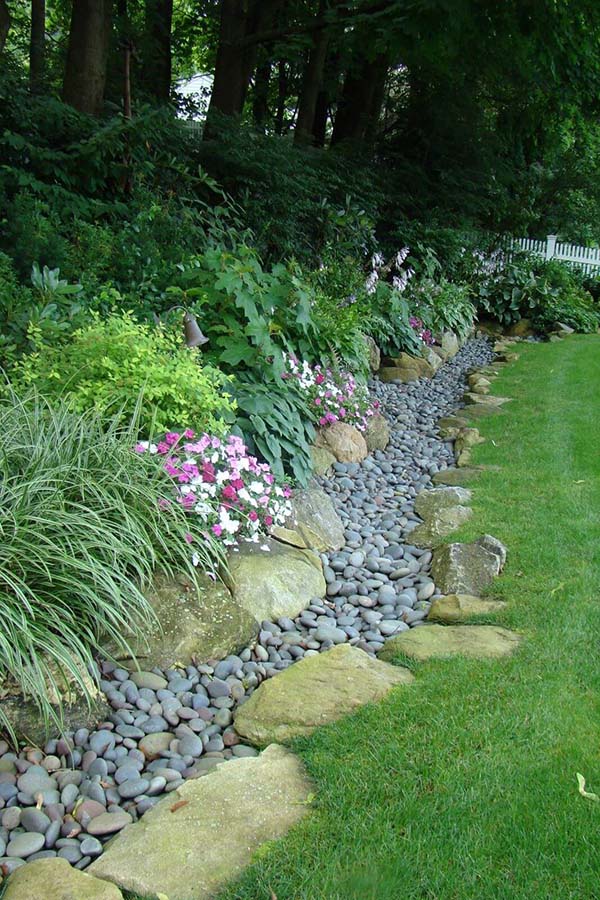 Garden Edge with Large and Small River Stones #lawnedging #lawnedgingideas #landscaping #gardening #gardens #gardenideas #gardeninigtips #decorhomeideas