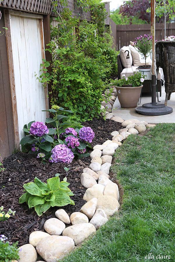 Outdoor Garden Edged with White Rocks #lawnedging #lawnedgingideas #landscaping #gardening #gardens #gardenideas #gardeninigtips #decorhomeideas