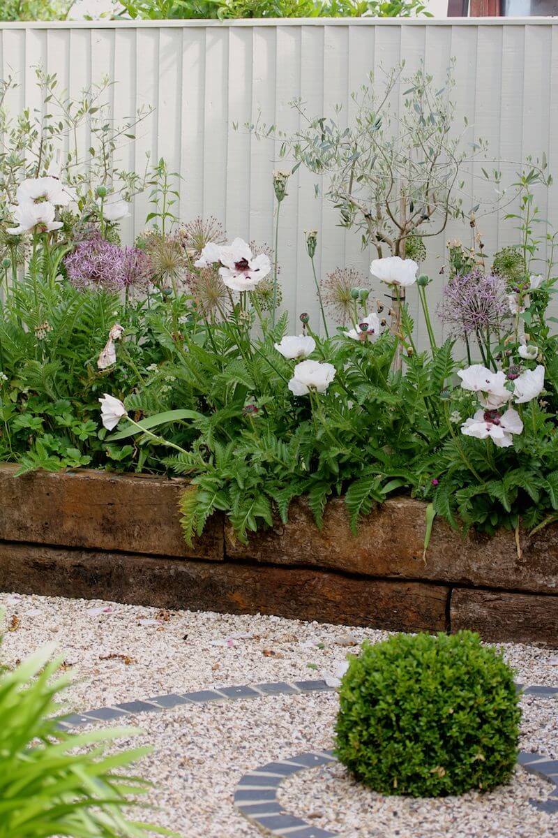 Railroad Tie Raised Garden Edge #lawnedging #lawnedgingideas #landscaping #gardening #gardens #gardenideas #gardeninigtips #decorhomeideas