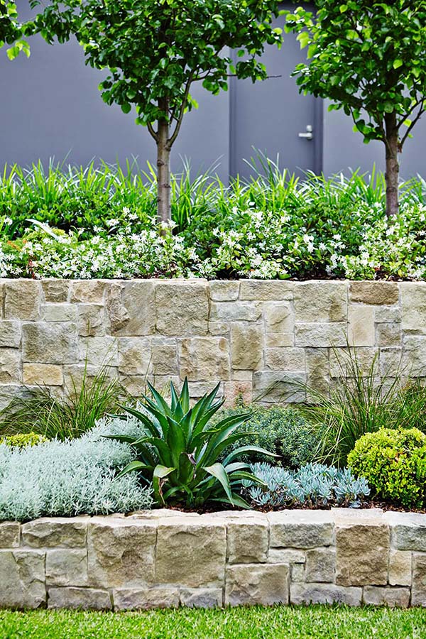Rough Stone Tetris Style Garden Wall #lawnedging #lawnedgingideas #landscaping #gardening #gardens #gardenideas #gardeninigtips #decorhomeideas