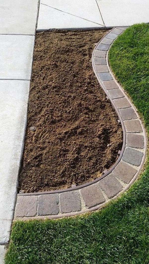 Simple Square Brick Corner Edge #lawnedging #lawnedgingideas #landscaping #gardening #gardens #gardenideas #gardeninigtips #decorhomeideas