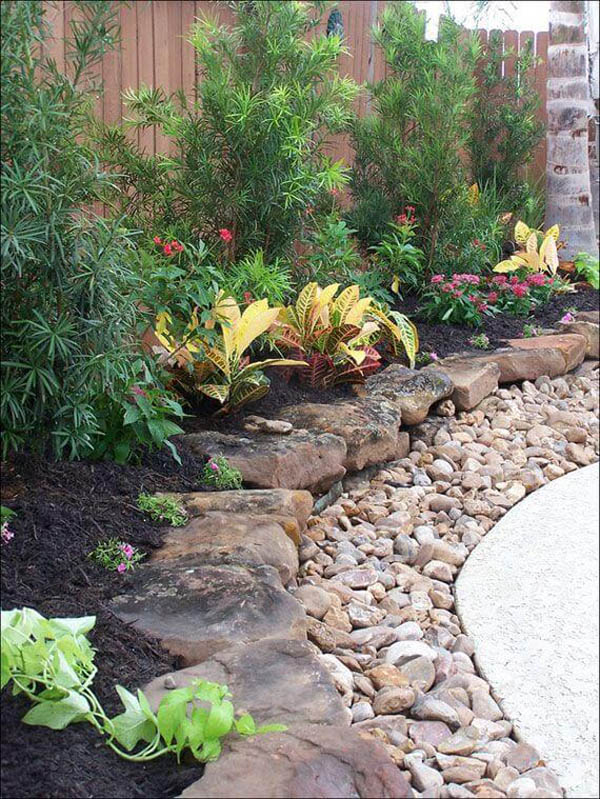 Lawn edging idea with pebbles #lawnedging #lawnedgingideas #landscaping #gardening #gardens #gardenideas #gardeninigtips #decorhomeideas