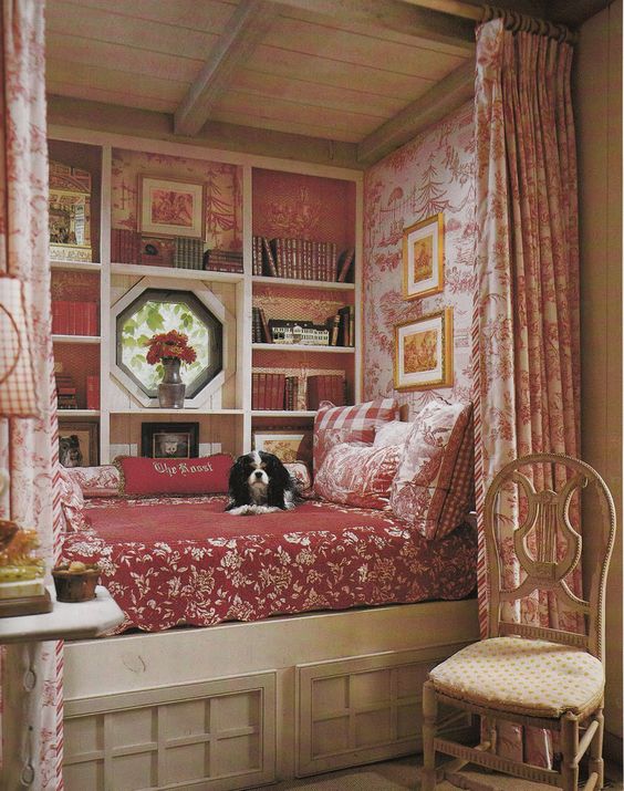 French country reading nook in red and floral motives #readingnook #nook #readingcorner #decoratingideas #homedecor #cozynook #decorhomeideas