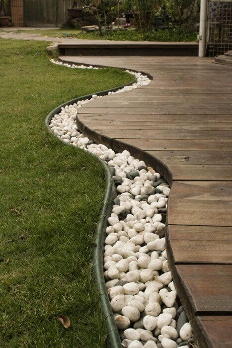 Modern deck edge with river stones #lawnedging #lawnedgingideas #landscaping #gardening #gardens #gardenideas #gardeninigtips #decorhomeideas