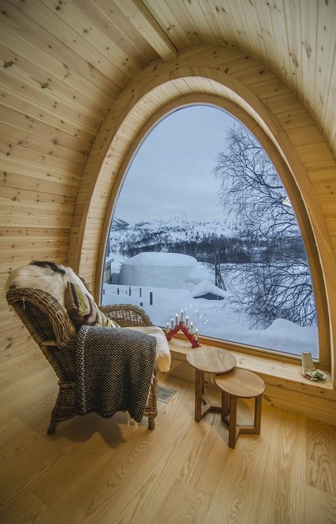 Reading nook in a mountain cabin, log decor #readingnook #nook #readingcorner #decoratingideas #homedecor #cozynook #decorhomeideas