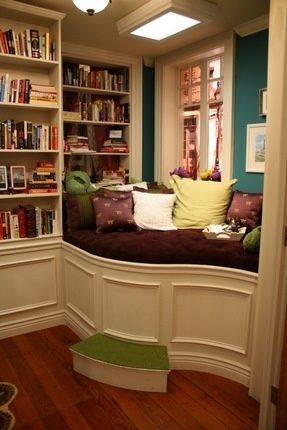 Best reading nook by the window with a bookshelf #readingnook #nook #readingcorner #decoratingideas #homedecor #cozynook #decorhomeideas