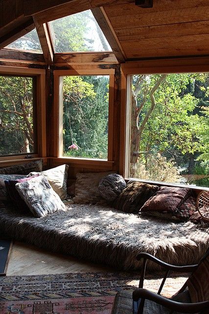 Reading corner with a shaggy bed #readingnook #nook #readingcorner #decoratingideas #homedecor #cozynook #decorhomeideas