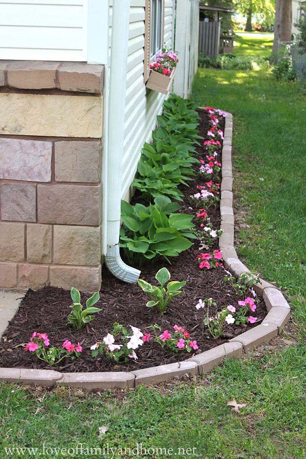 Simple flower bed with brick border #lawnedging #lawnedgingideas #landscaping #gardening #gardens #gardenideas #gardeninigtips #decorhomeideas