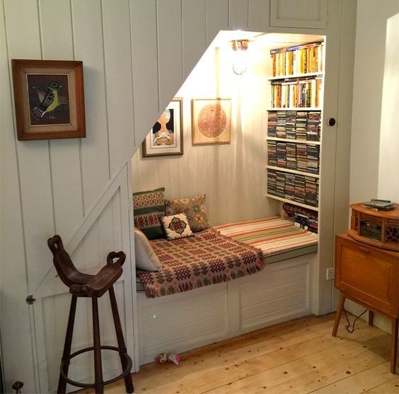 Small and cozy reading nook #readingnook #nook #readingcorner #decoratingideas #homedecor #cozynook #decorhomeideas