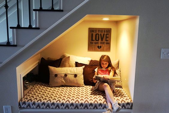 Under stairs kids reading nook idea #readingnook #nook #readingcorner #decoratingideas #homedecor #cozynook #decorhomeideas