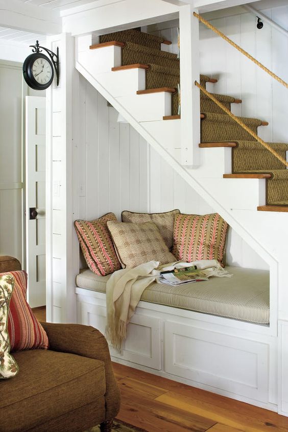 Fabulous use of space under stairs, create a reading nook #readingnook #nook #readingcorner #decoratingideas #homedecor #cozynook #decorhomeideas