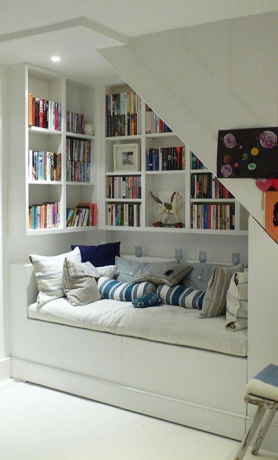 Amazing under stairs reading nook idea #readingnook #nook #readingcorner #decoratingideas #homedecor #cozynook #decorhomeideas