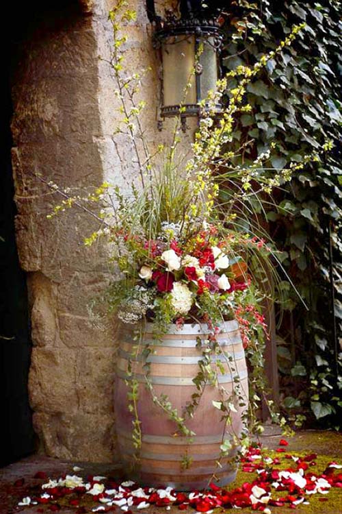 Wine barrel garden flowers #winebarrel #repurposed #diy #barrel #decoratingideas #homedecor #decorhomeideas