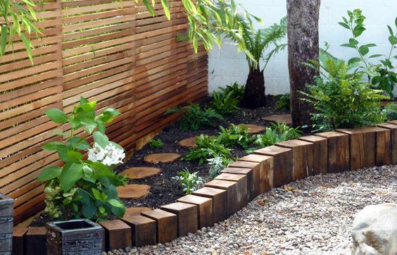 Wooden garden bed edging #lawnedging #lawnedgingideas #landscaping #gardening #gardens #gardenideas #gardeninigtips #decorhomeideas