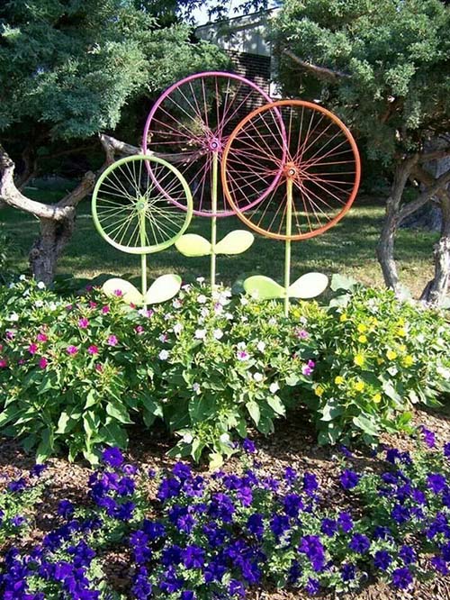 Garden art project with recycled bicycle #diy #gardens #recycled #gardening #gardenideas #gardeningtips #decorhomeideas