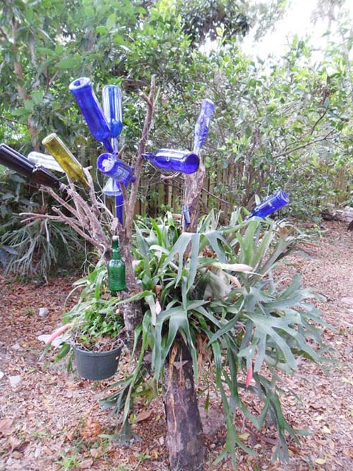 Garden tree decorated with bottles #diy #gardens #recycled #gardening #gardenideas #gardeningtips #decorhomeideas