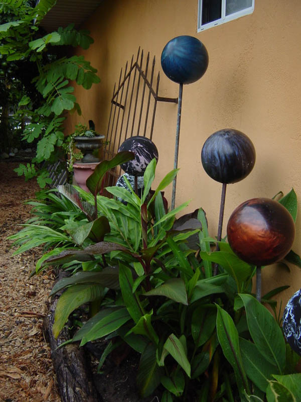 Garden decoration with bowling balls #diy #gardens #recycled #gardening #gardenideas #gardeningtips #decorhomeideas