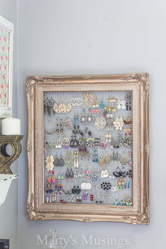 DIY Framed Jewelry and Earring Organizer created from old picture frame #diyproject #diy #makeover #homedecor #decorationideas #pictures #frames #vintage #decorhomeideas