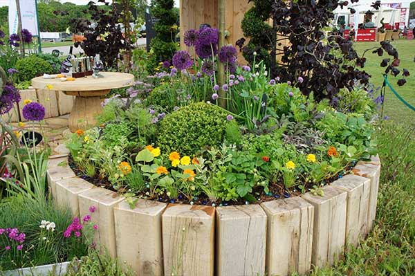 DIY Round Wood Flower and Herb Bed #flowerbed #gardens #decorhomeideas