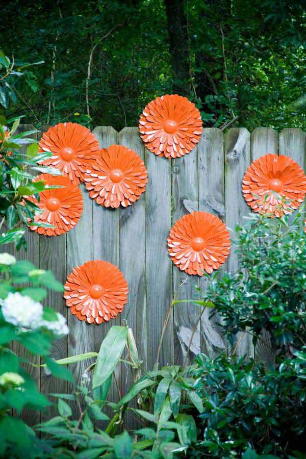 Orange fence flowers #diy #gardens #recycled #gardening #gardenideas #gardeningtips #decorhomeideas