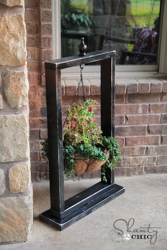 Create hanging basket stand for flowers from old picture frame #diyproject #diy #makeover #homedecor #decorationideas #pictures #frames #vintage #decorhomeideas