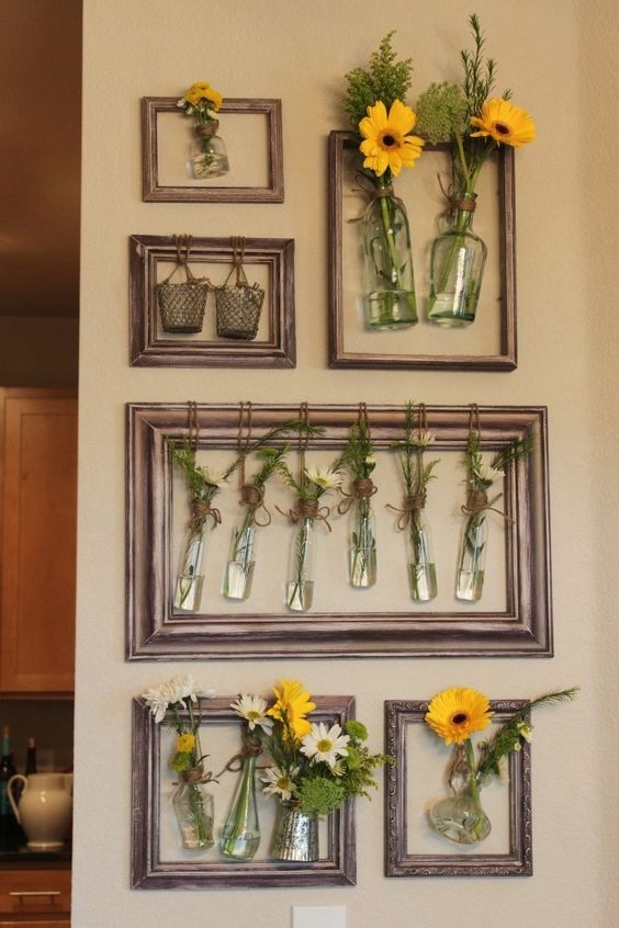 Old picture frames wall flower arrangement #diyproject #diy #makeover #homedecor #decorationideas #pictures #frames #vintage #decorhomeideas