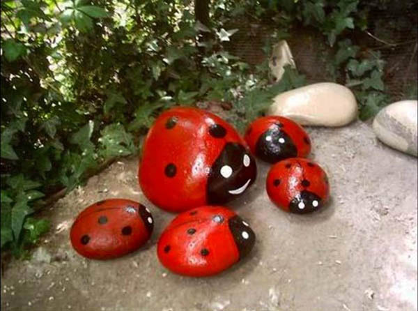 Painted Rocks garden ladybugs #diy #gardens #recycled #gardening #gardenideas #gardeningtips #decorhomeideas