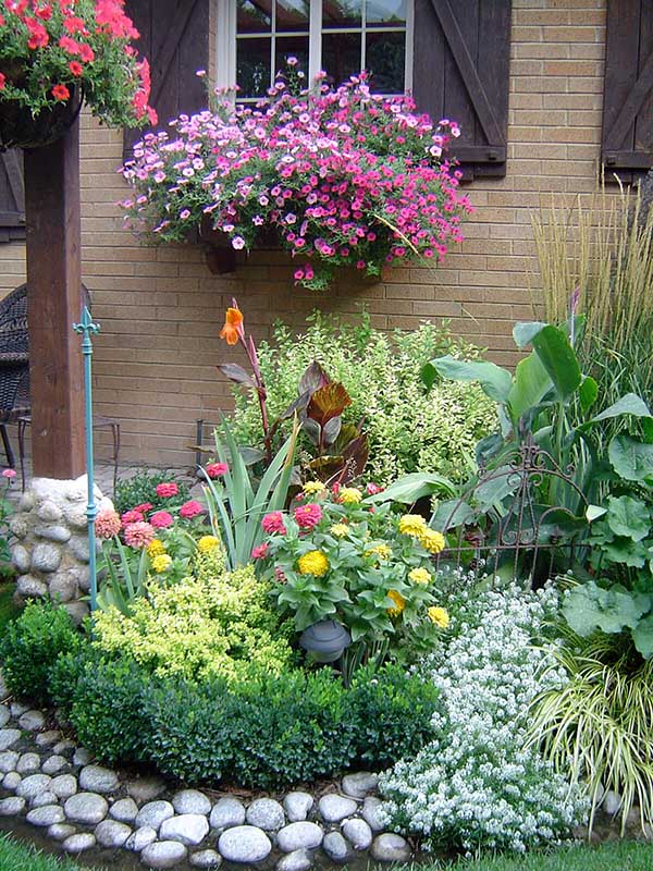 River rock flower bed idea #flowerbed #gardens #decorhomeideas