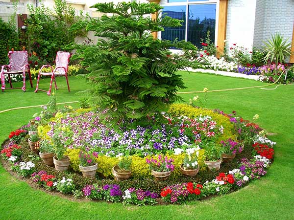 Round Flower Bed with terra cotta Pots #flowerbed #gardens #decorhomeideas