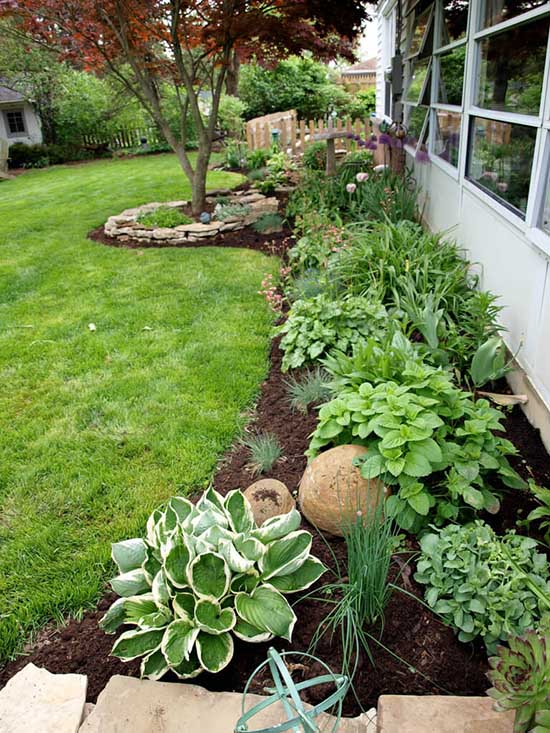 Side Yard Plant Flower and Herb Garden #flowerbed #gardens #decorhomeideas