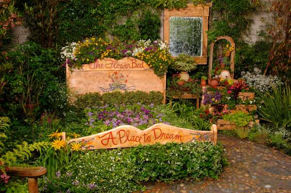 Antique bed frame flower bed #flowerbed #gardens #decorhomeideas