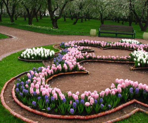 Flower bed design ideas for front house #flowerbed #gardens #decorhomeideas