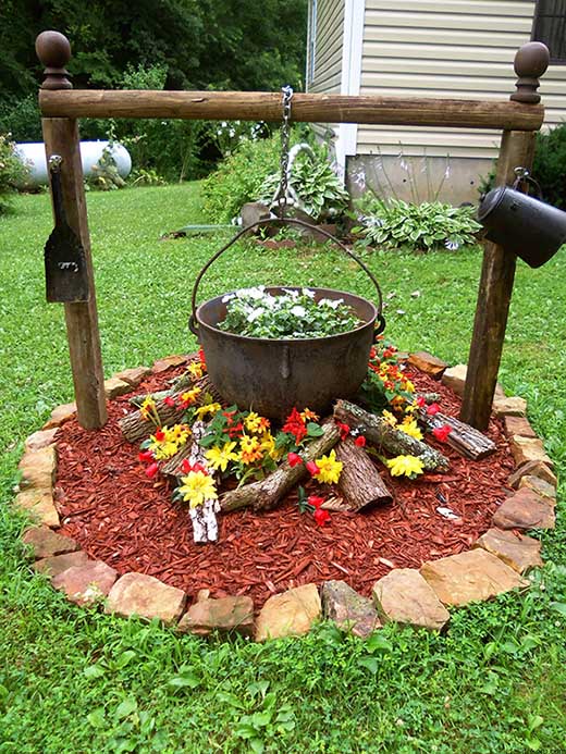 Flowers arranged as camp fire in the garden #flowerbed #gardens #decorhomeideas