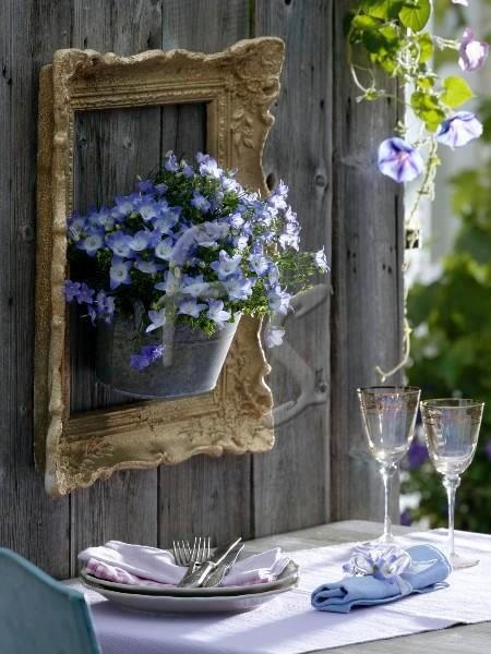 Old picture frame garden decor with flowers #diyproject #diy #makeover #homedecor #decorationideas #pictures #frames #vintage #decorhomeideas