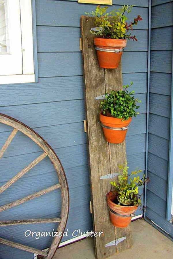 DIY flower pot idea on a vertical wood plank #flowerpot #planter #gardens #gardenideas #gardeningtips #decorhomeideas