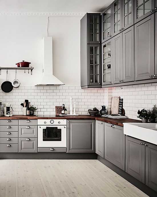 L-shaped gray kitchen #kitchen #graycabinets #graypaint #graykitchencabinets #homedecor #decoratingideas #decorhomeideas