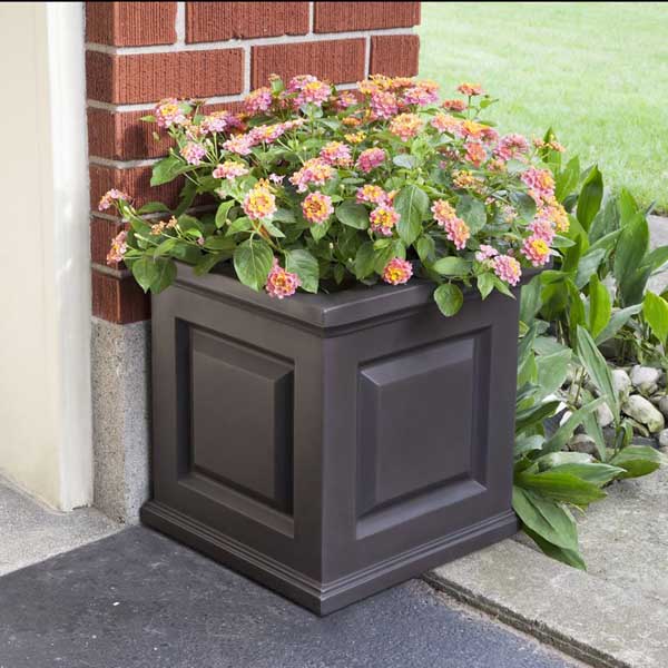 Plastic box flower pot ideas #flowerpot #planter #gardens #gardenideas #gardeningtips #decorhomeideas