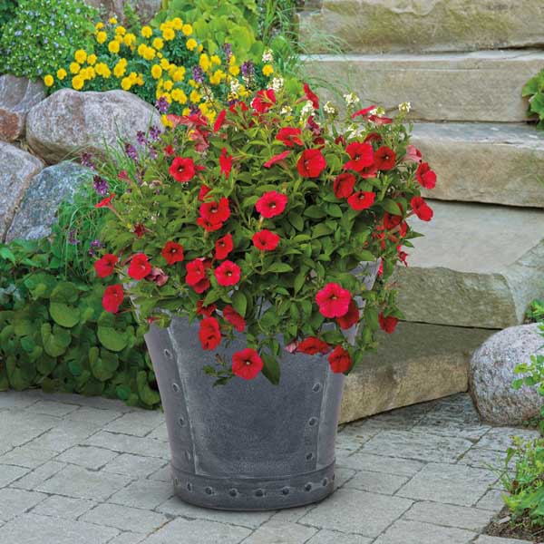 Resin flower pot planter idea #flowerpot #planter #gardens #gardenideas #gardeningtips #decorhomeideas