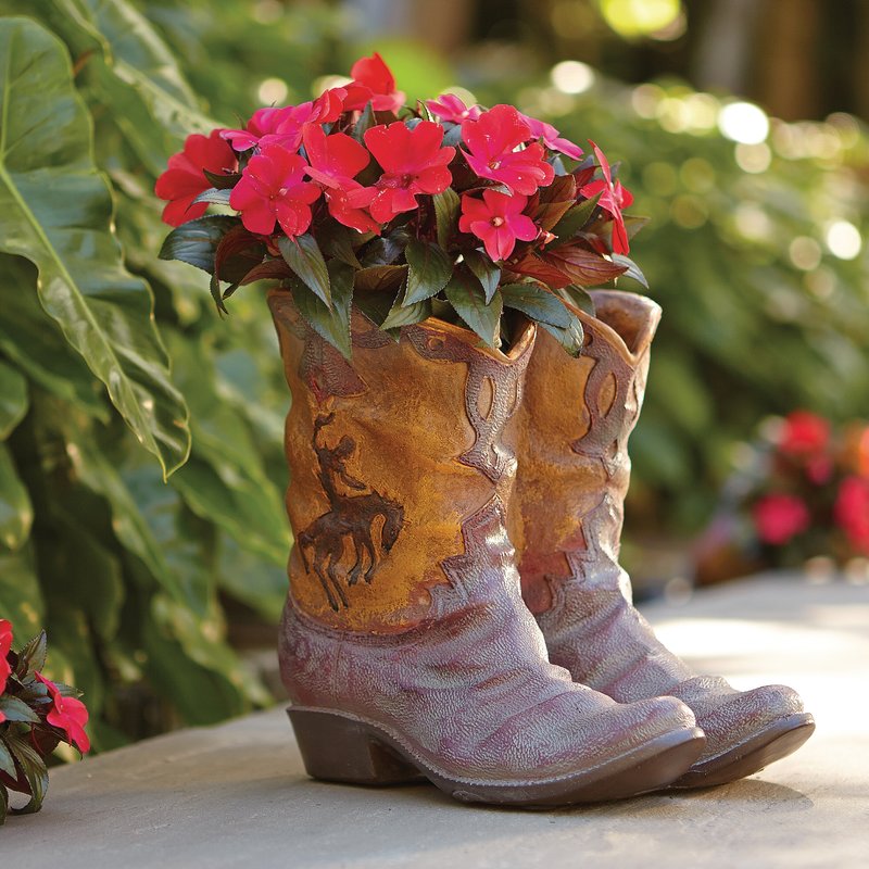 Old boots flower pot idea and flower planter #flowerpot #planter #gardens #gardenideas #gardeningtips #decorhomeideas