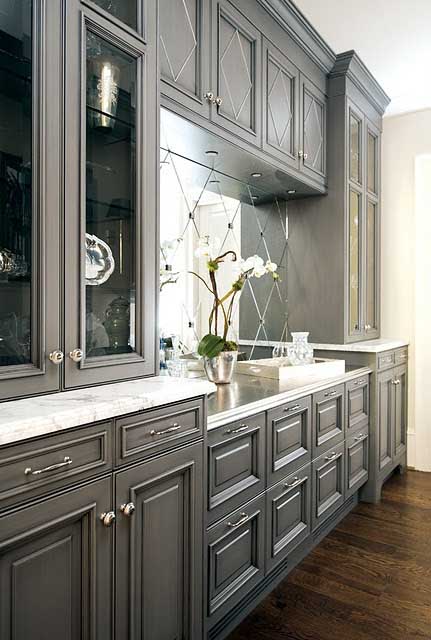 Traditional cabinets with big mirror backsplash #kitchen #graycabinets #graypaint #graykitchencabinets #homedecor #decoratingideas #decorhomeideas