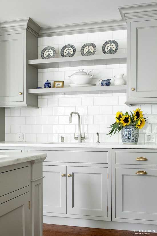Gray kitchen design, gray cabinets with brass knobs #kitchen #graycabinets #graypaint #graykitchencabinets #homedecor #decoratingideas #decorhomeideas