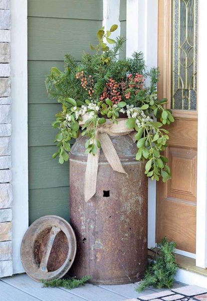 Antique milk can rusty flower pot idea #farmhouse #rustic #porch #decor #decorhomeideas