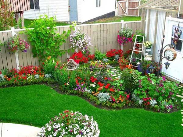 Backyard small corner flower idea. #gardens #gardening #gardenideas #gardeningtips #decorhomeideas