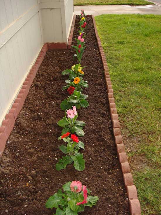 Brick yard edging for small flowers along the house. #gardens #gardening #gardenideas #gardeningtips #decorhomeideas