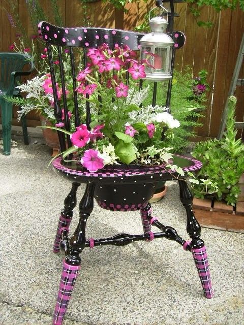 Chair pot flower planter idea #flowerpot #planter #gardens #gardenideas #gardeningtips #decorhomeideas