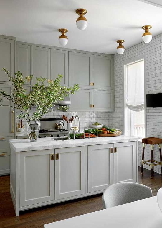 Kitchen with gray cabinets with central marble countertop #kitchen #graycabinets #graypaint #graykitchencabinets #homedecor #decoratingideas #decorhomeideas