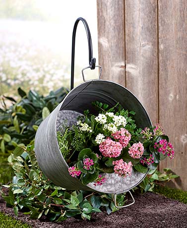 Hanging flower planter #flowerpot #planter #gardens #gardenideas #gardeningtips #decorhomeideas